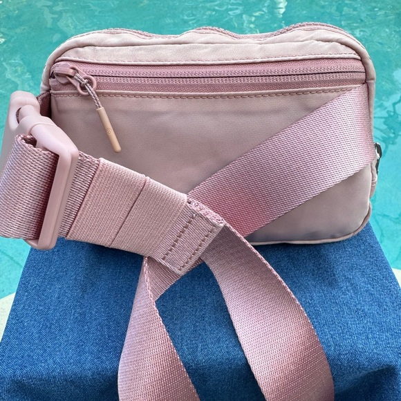 lululemon Everywhere Belt Bag 1L - Picture 16 of 16